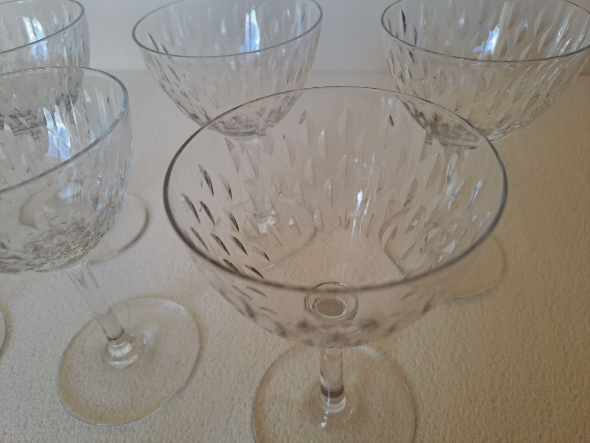 8 crystal white wine glasses from Baccarat, model Magenta Grain De Ri.