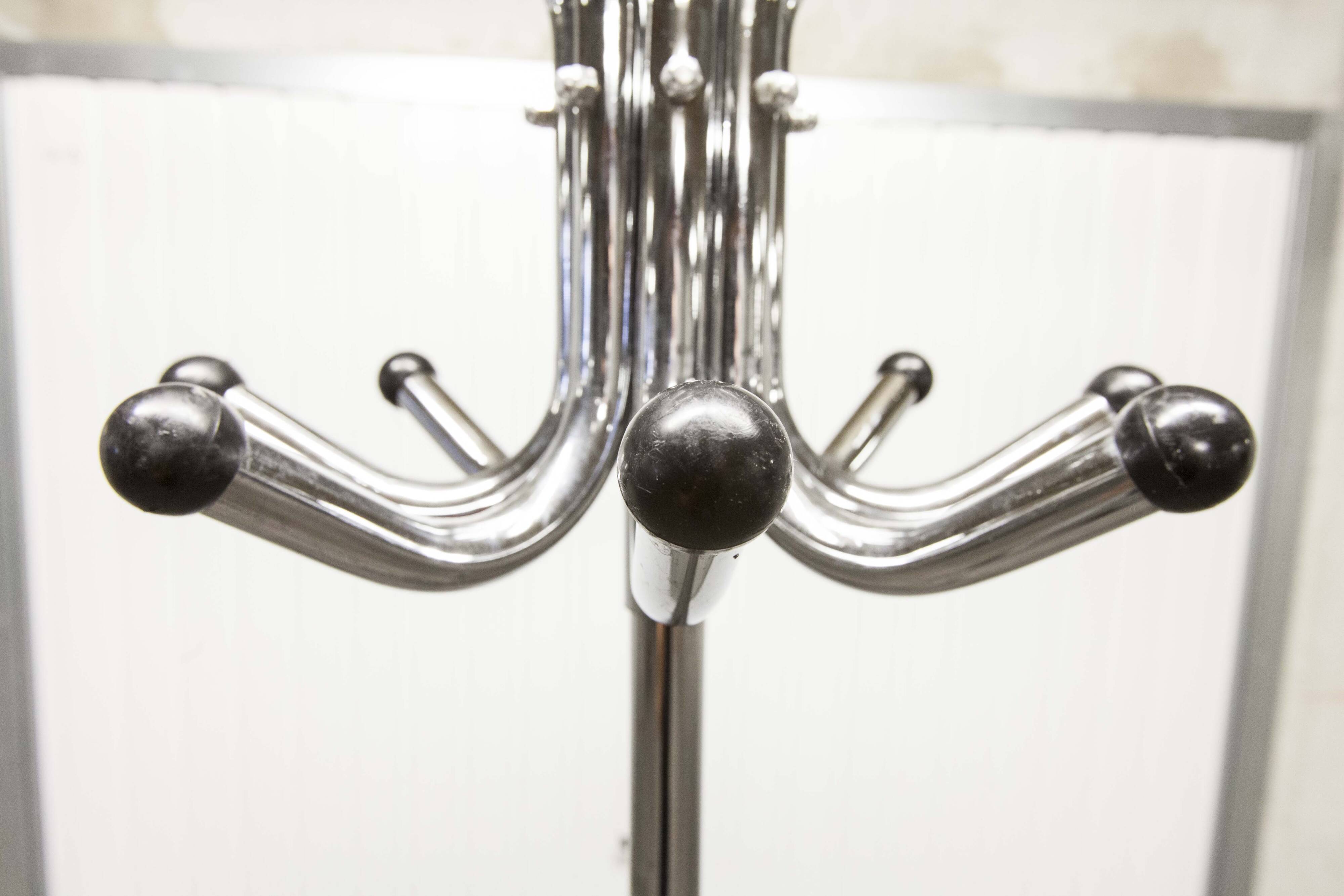 Parrot coat rack 16 hooks industrial in chromed metal and base + black balls 1960