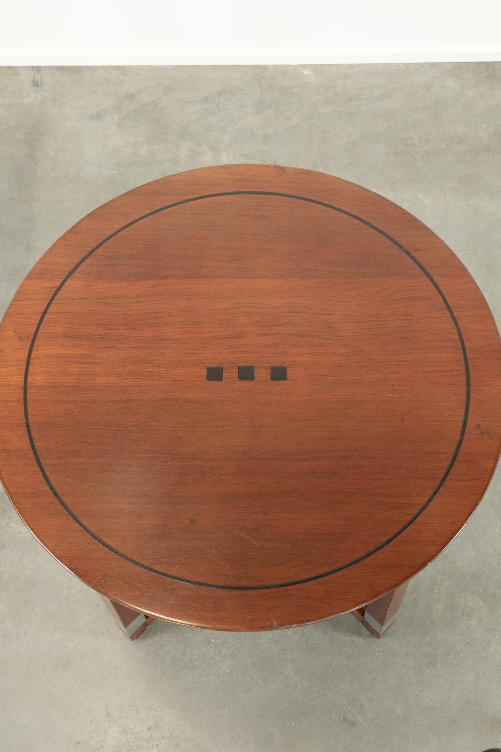 Table d'appoint/centre de design Art Déco, ronde et en bon état.