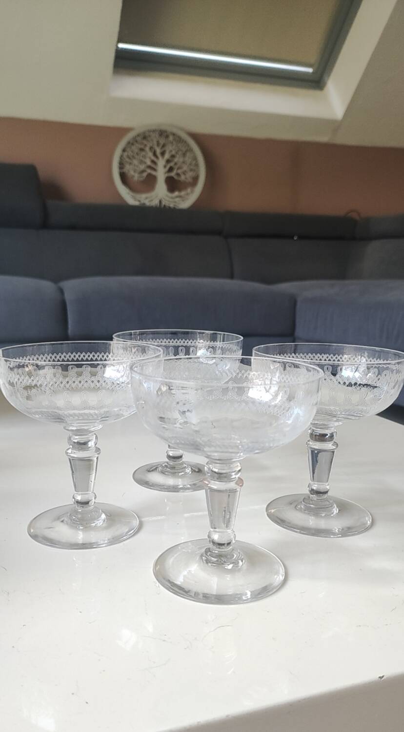 Lot of 4 x Champagne Coupes in Baccarat crystal. Engraved decoration with Greek friezes.