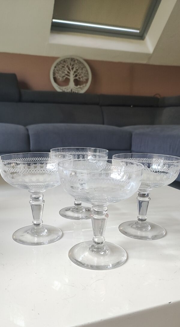 4 coupes à champagne en cristal Baccarat, décor ciselé à frises grecques