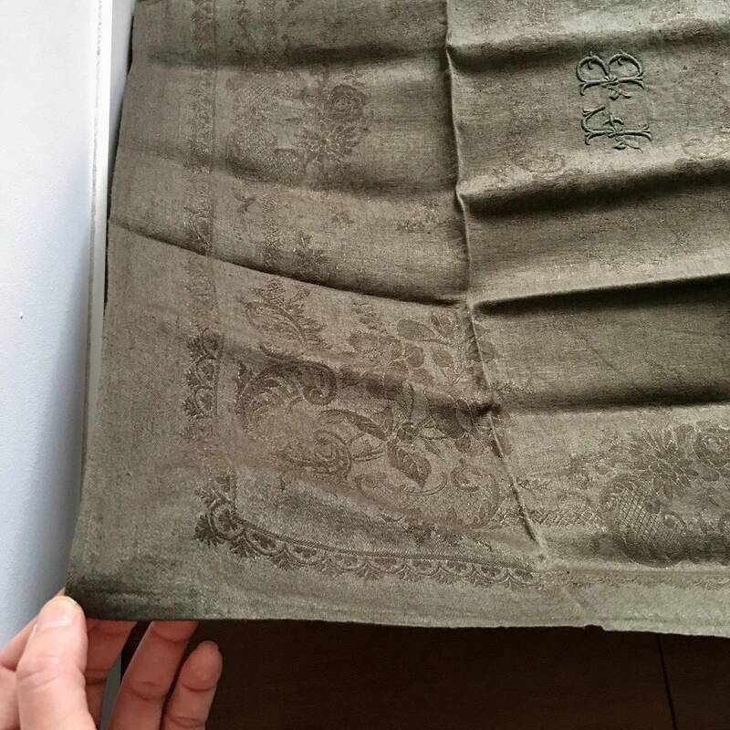 Serviette de table ancienne kaki brodée FB