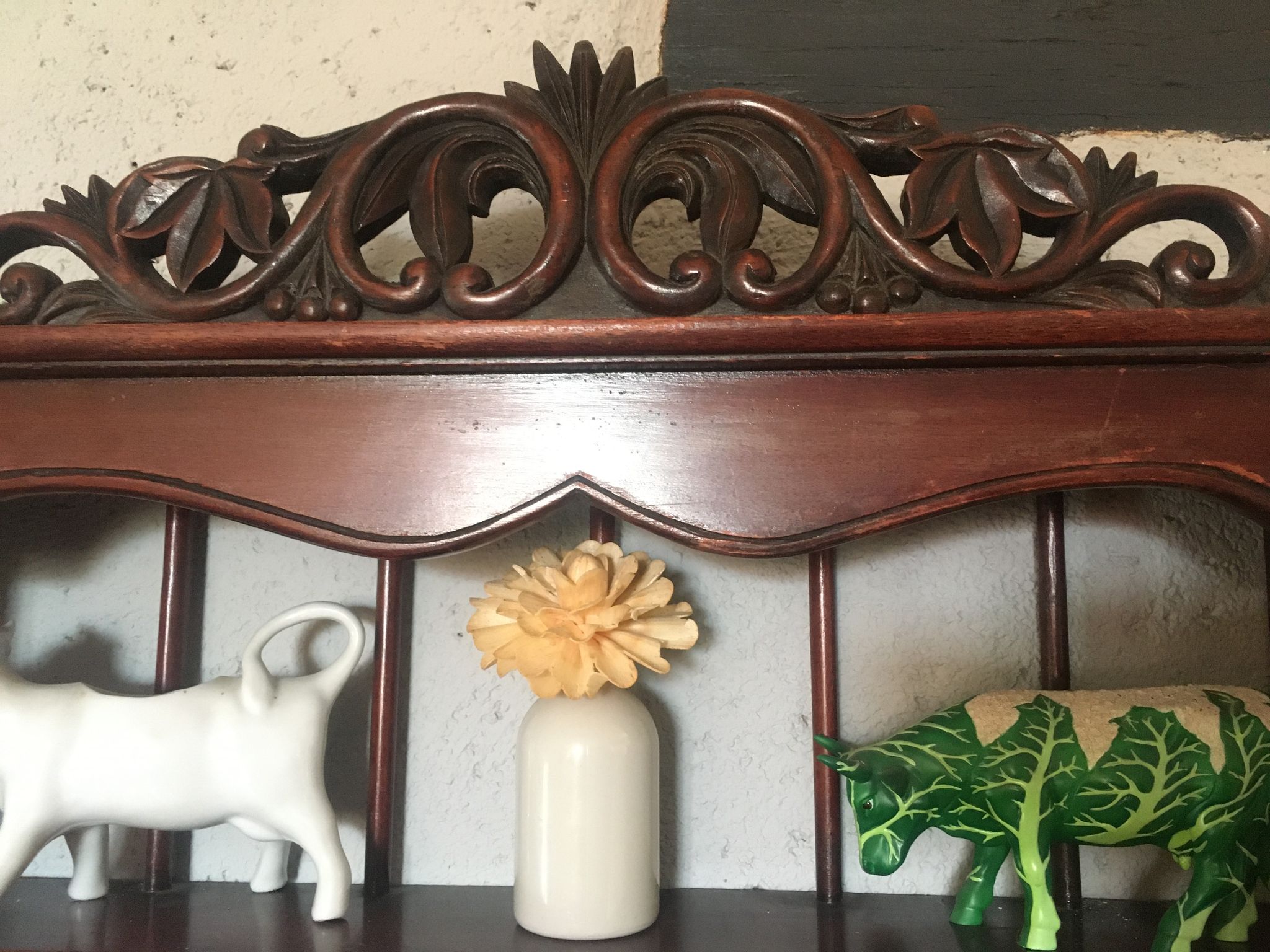 Etgère murale en bois sculpté pour collection ou autre.