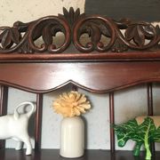 Etgère murale en bois sculpté pour collection ou autre.