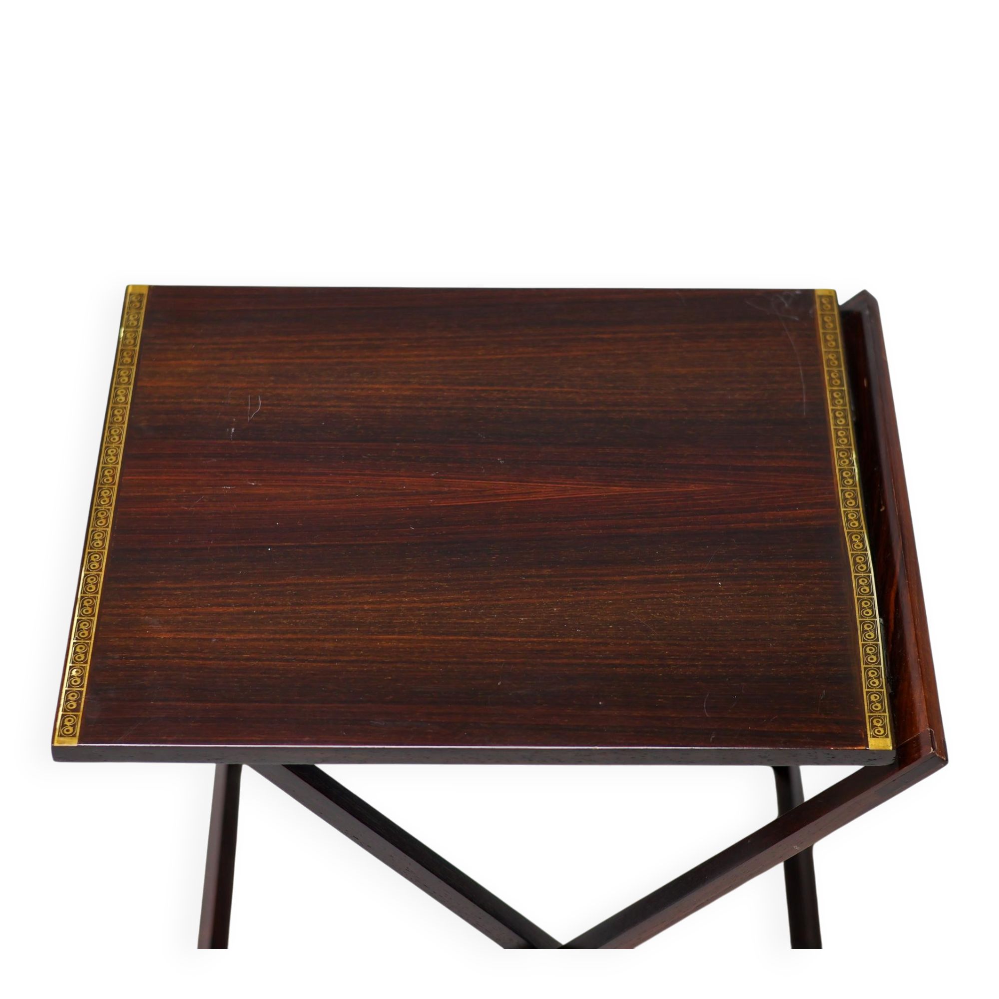 Ensemble de cinq tables d'appoint modernes en palissandre danois.