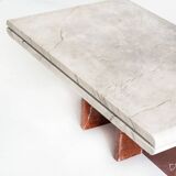 Table basse ou table d'appoint vintage. Marbre. France, années 60.