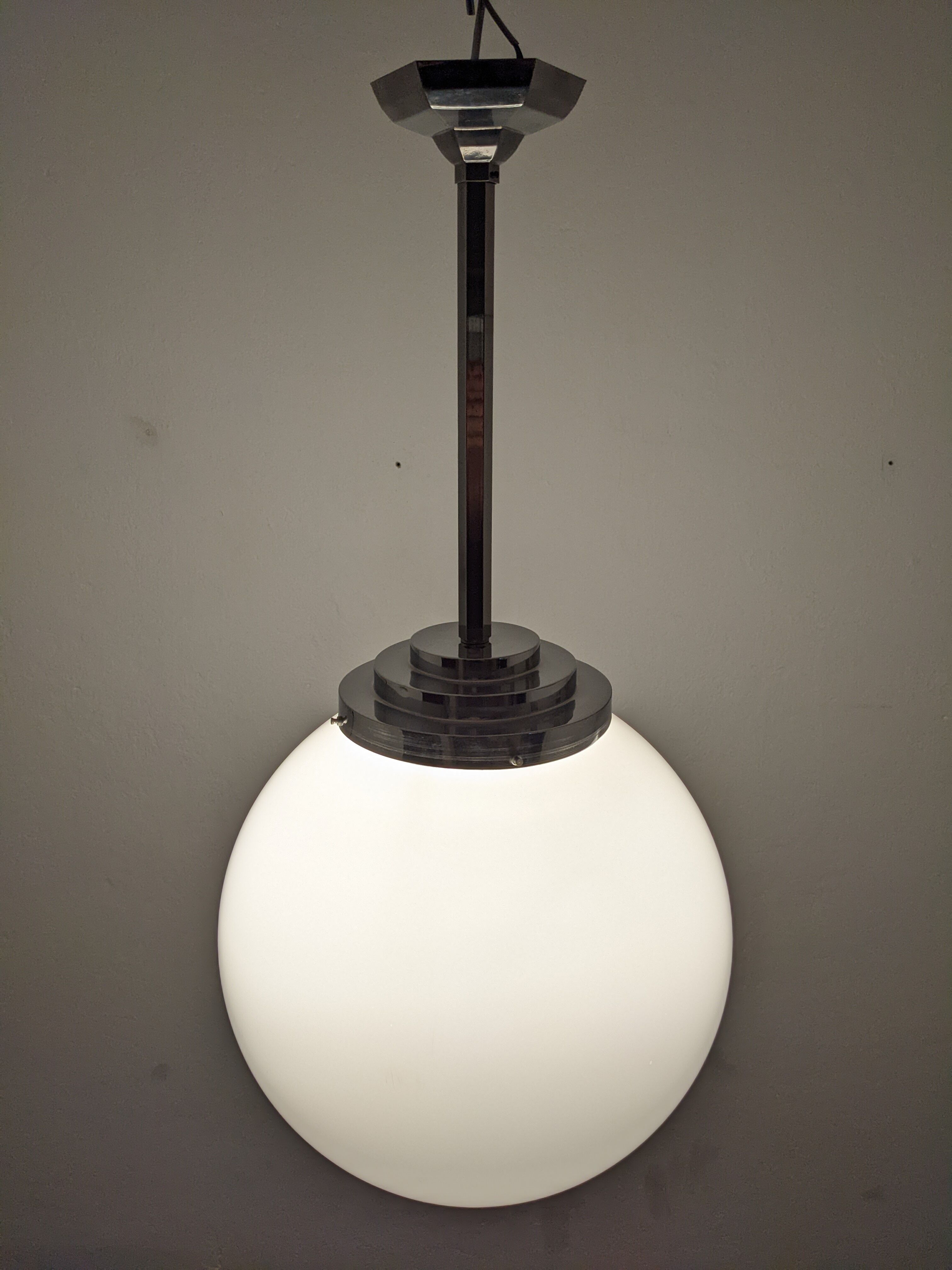 Ball suspension in opaline art deco