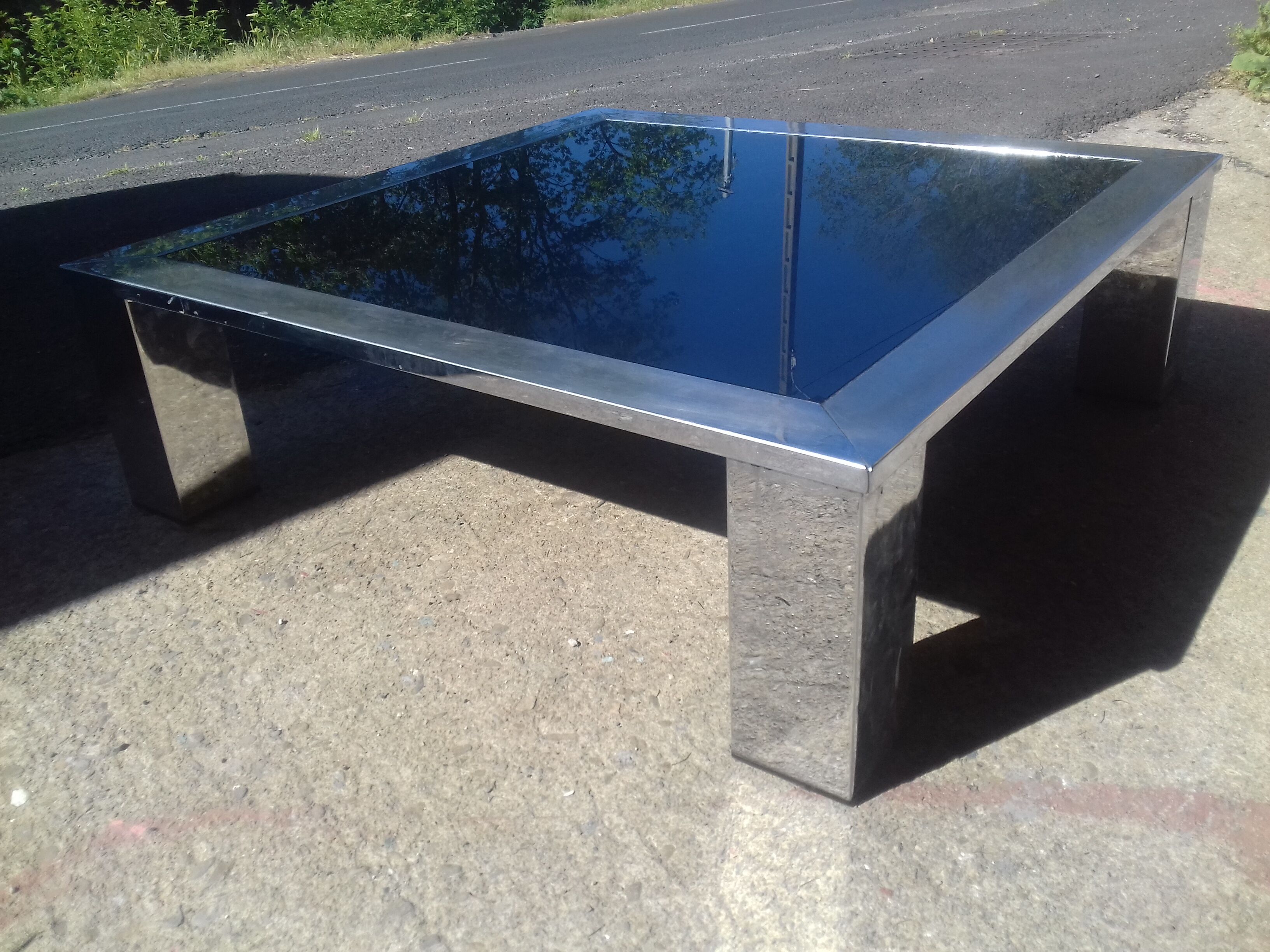 Table basse carré en acier chromé et miroir bleuté vers 1970