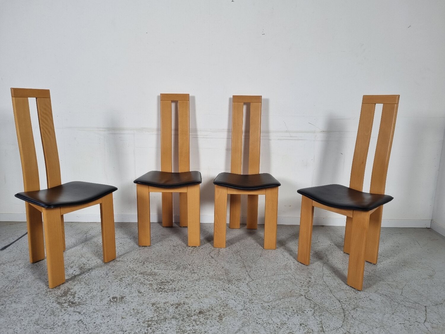 4 chaises  en cuir et bois , années 80