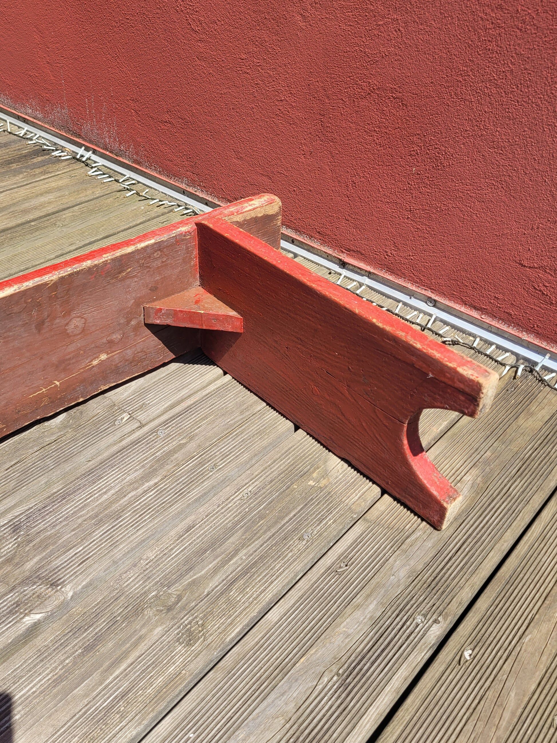 Banc ancien en bois peint en rouge