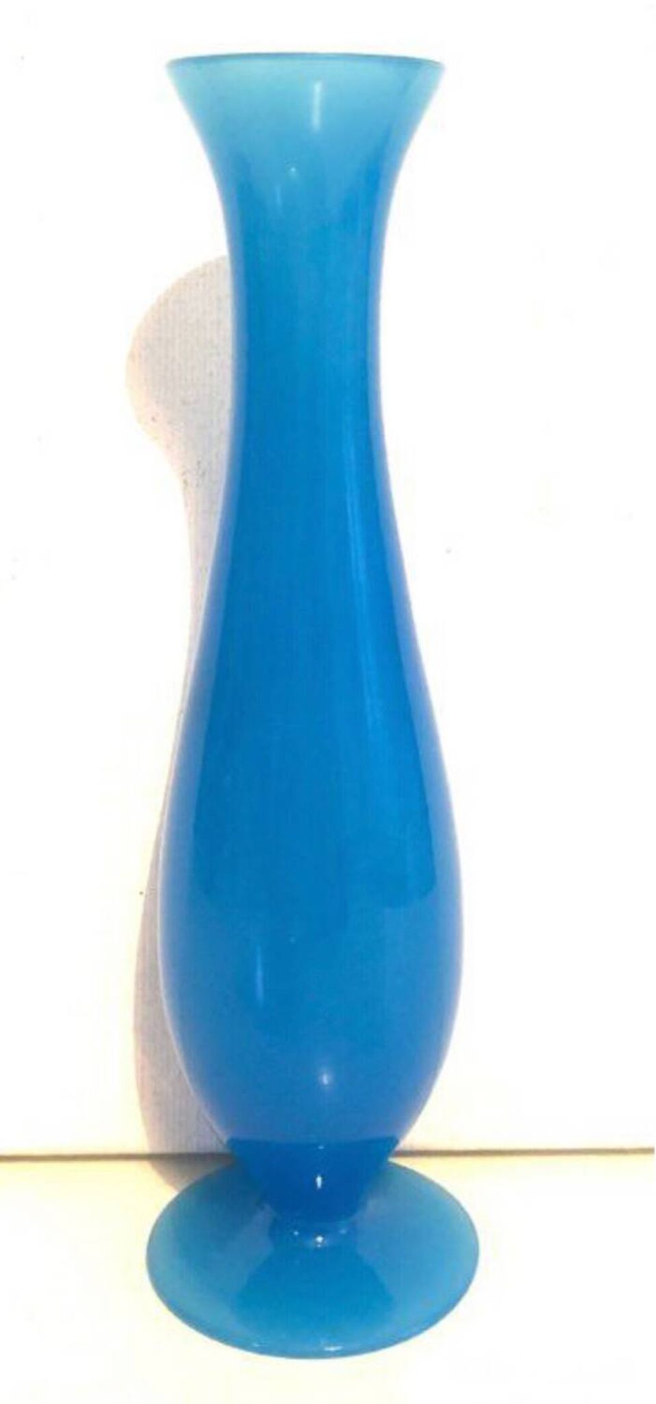 Vase à pied en opaline bleu