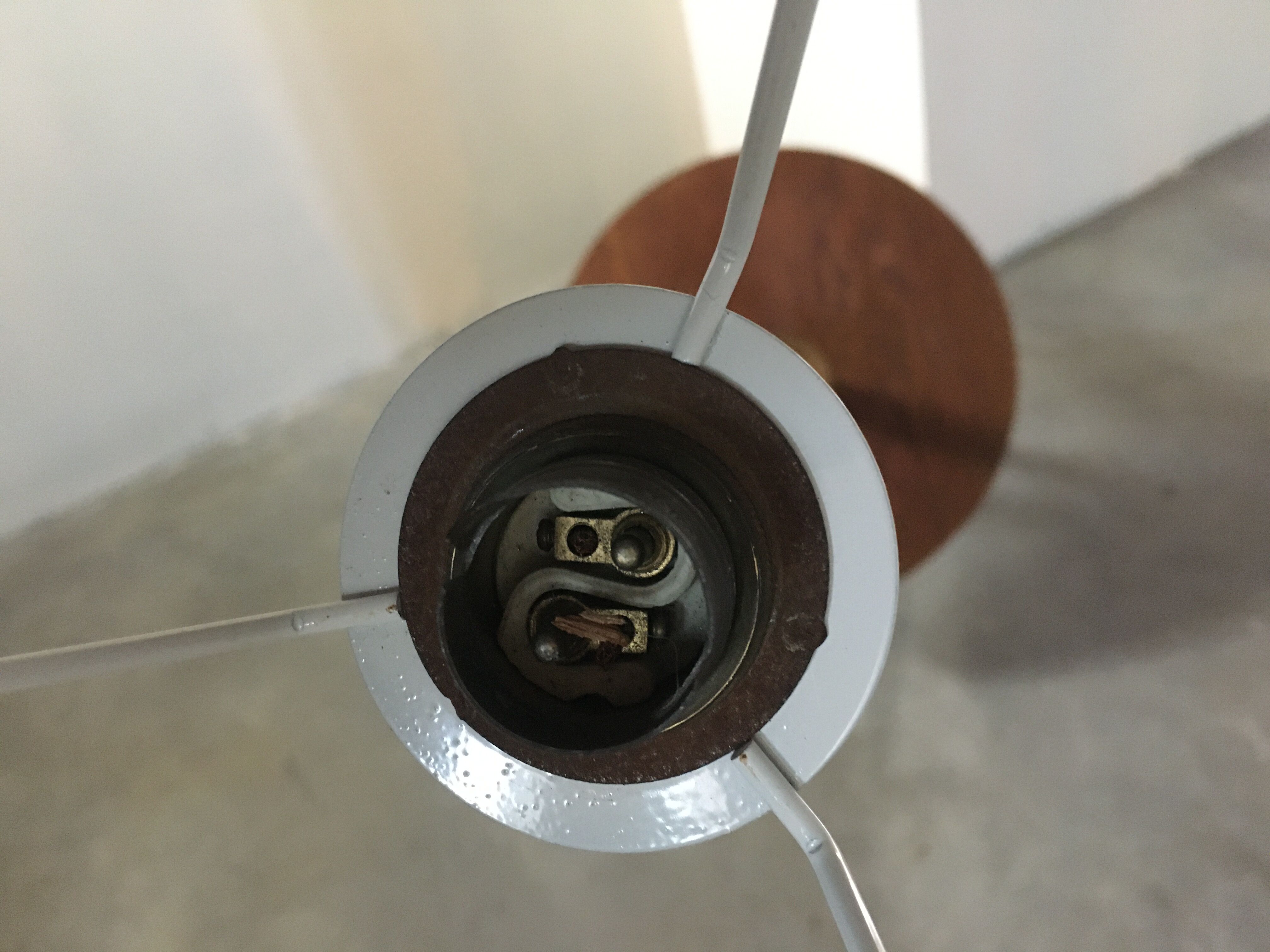 Tripod tablet lamppost