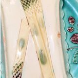 Assiette à asperges majolique – barbotine XIXe – bleu turquoise ancien