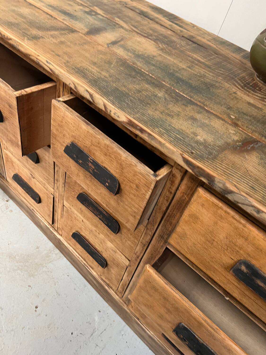 Ancien meuble de droguerie