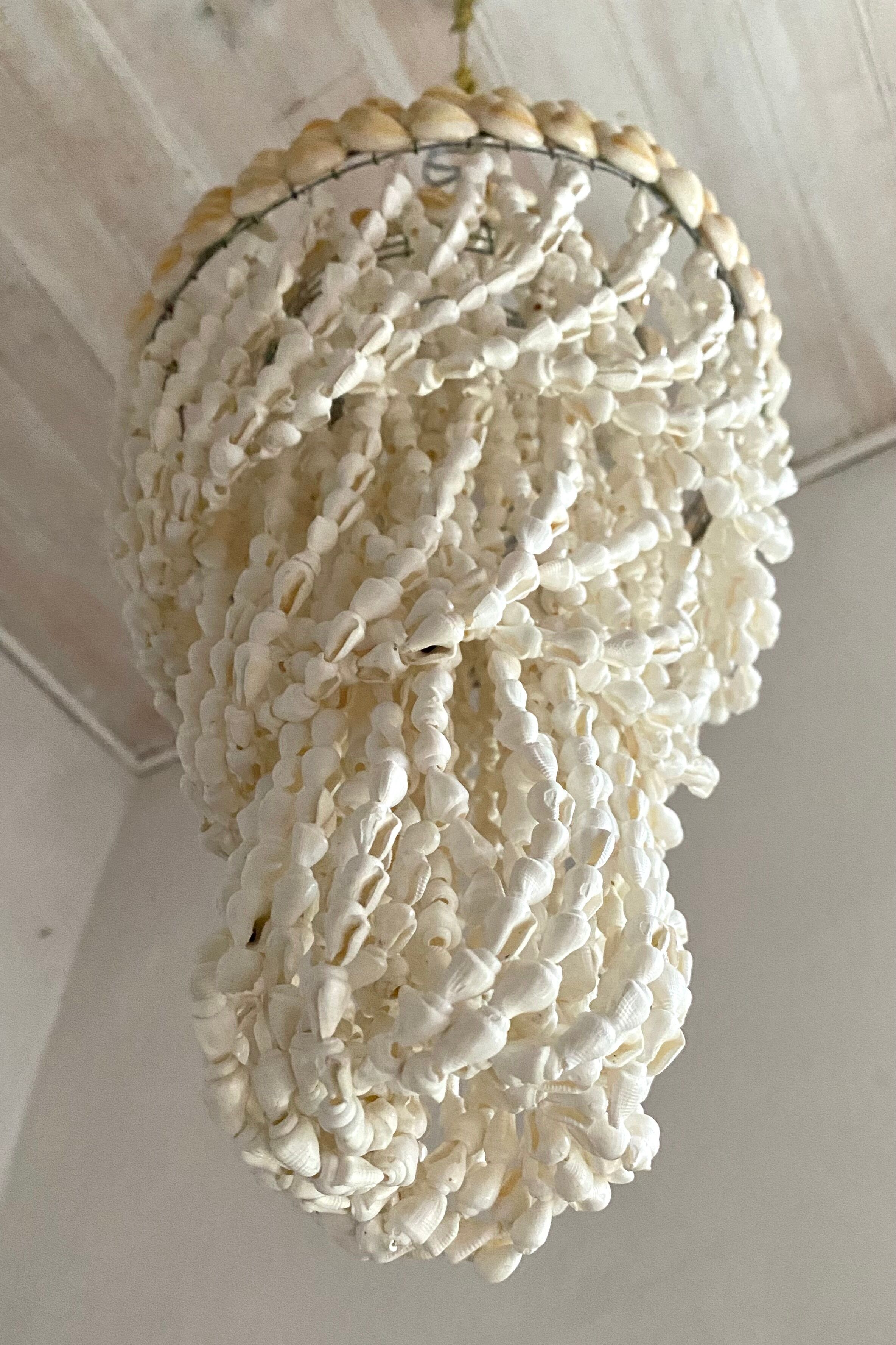 Suspension en coquillages vintage