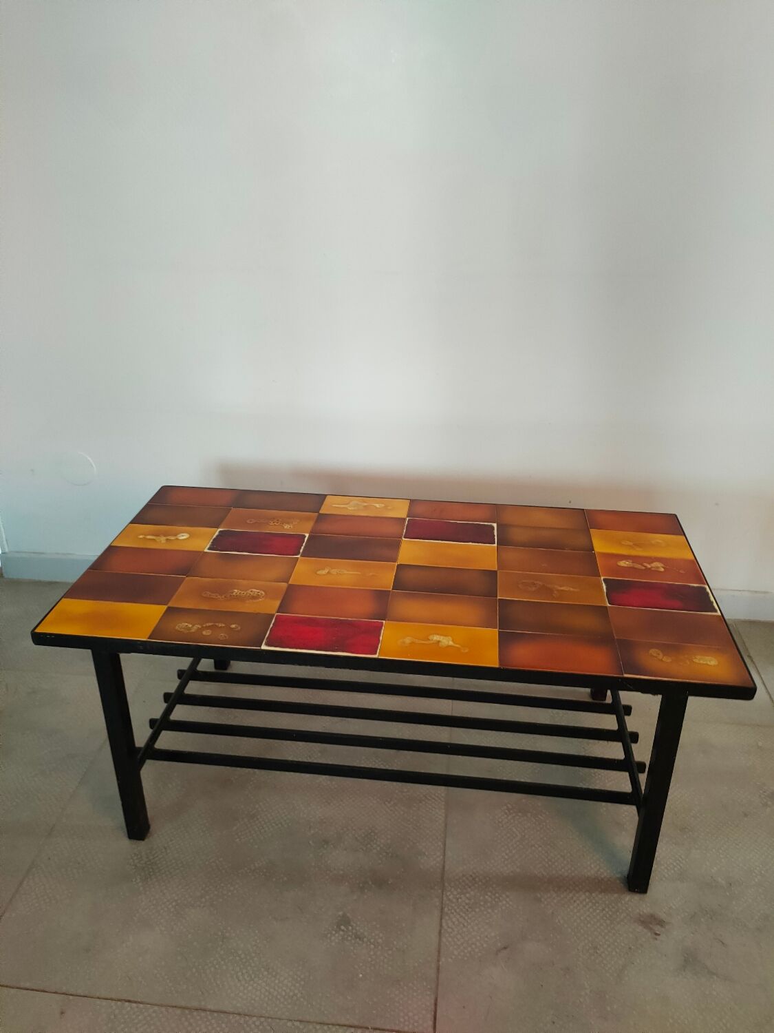 Coffee table in ceramic