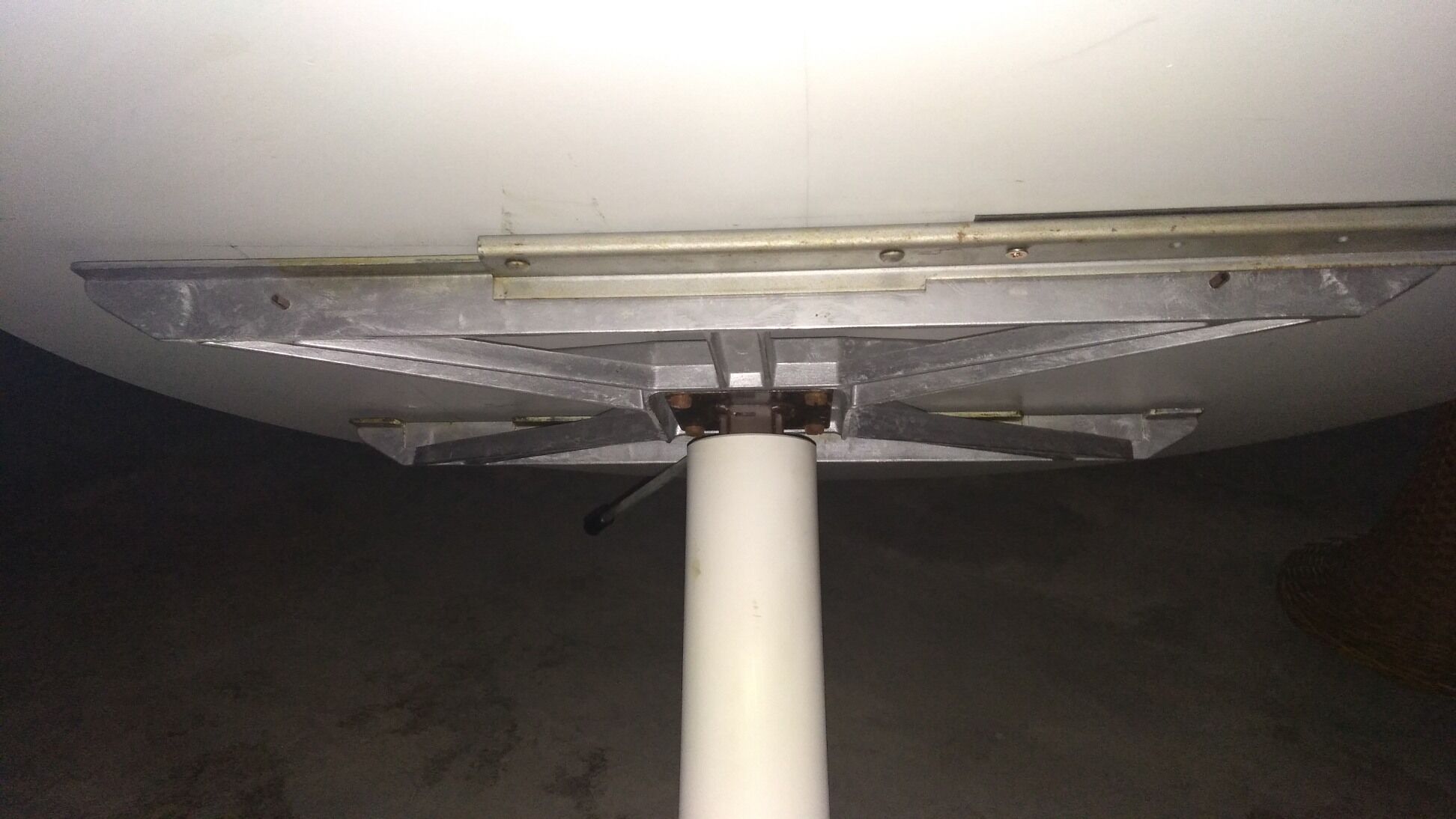 Tulip style foot system table