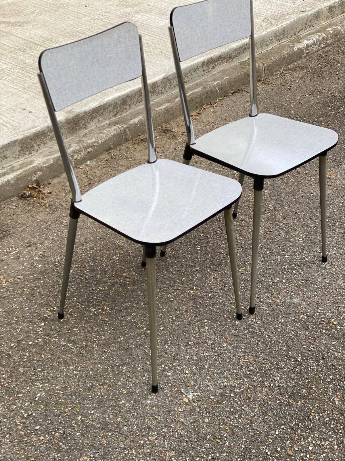 2 chaises formica beige et acier 1980