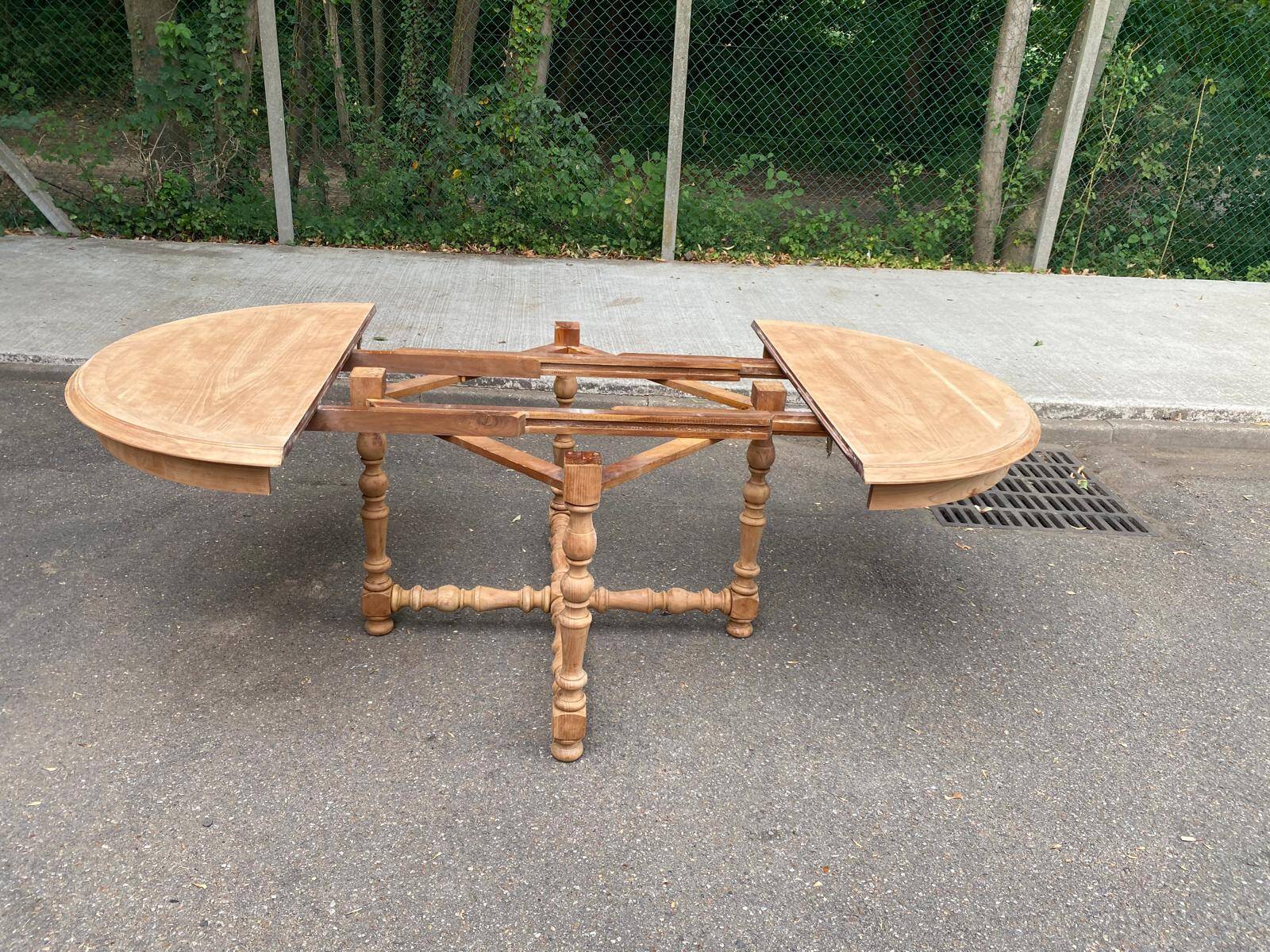 Round extendable farmhouse dining table, stripped, Louis XIII style from the 1960s.