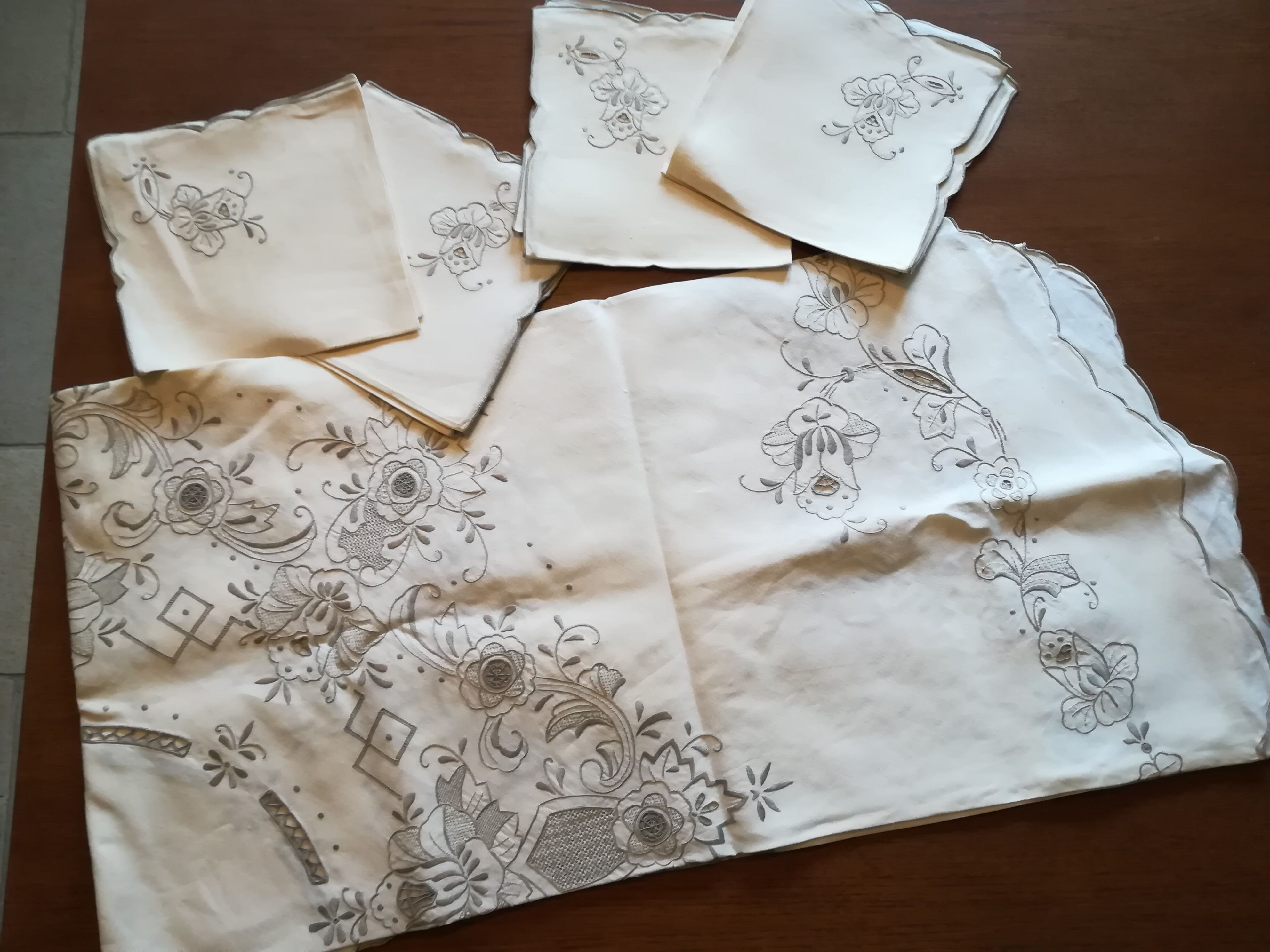 Round off-white tablecloth embroidered with grey flowers with 8 matching napkins - festive table