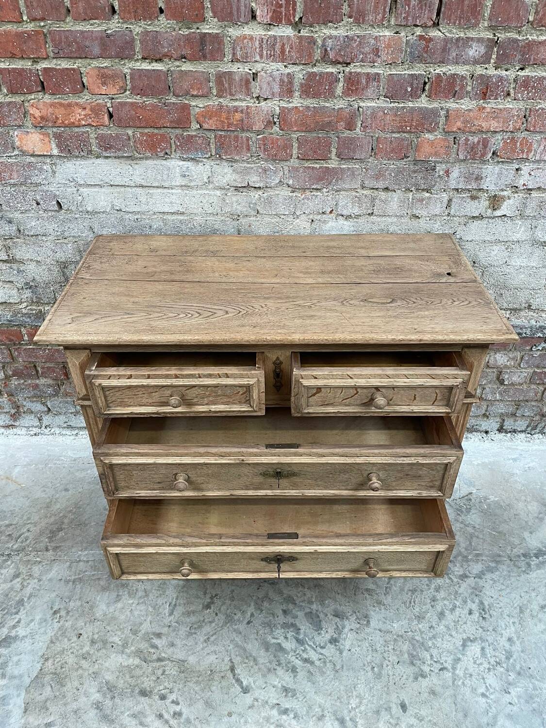 Commode en chêne blanchi avec 4 tiroirs