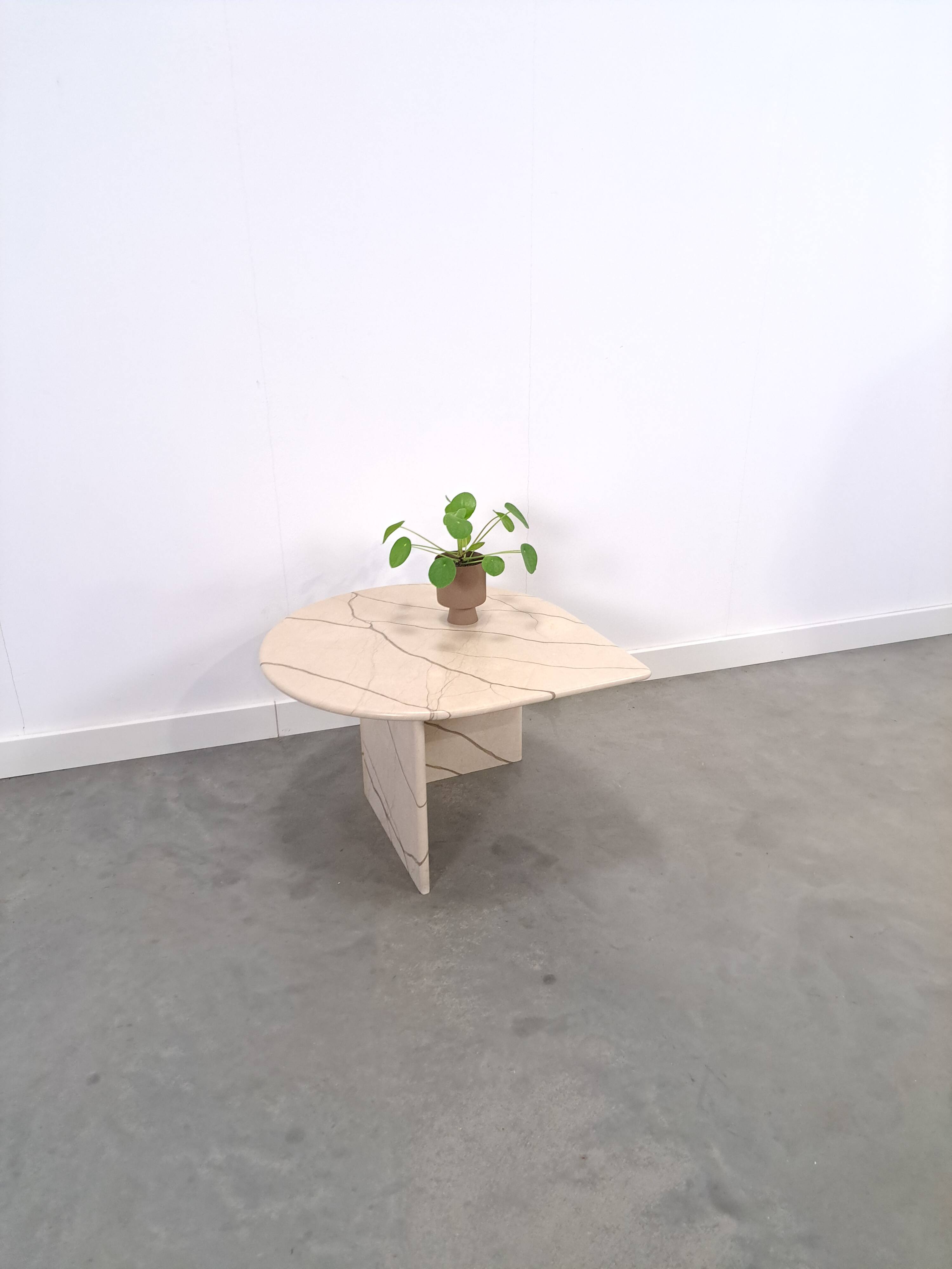 Marmeren druppelvormige tafel