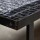 Table basse italienne sur cadre en métal plat avec plateau en mosaïque noire et blanche, années 1980