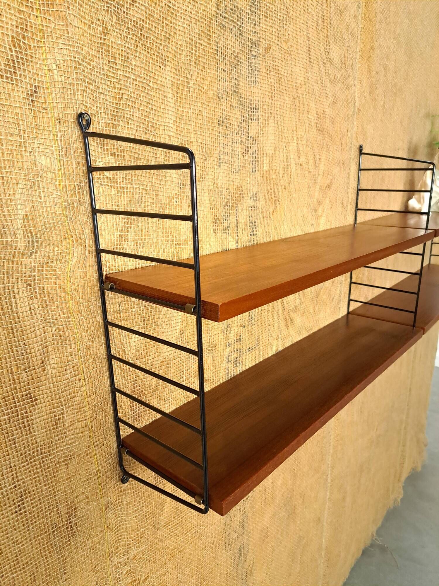 Nisse Strinning Breed String wandrek met zwart stalen houders en 4 planken