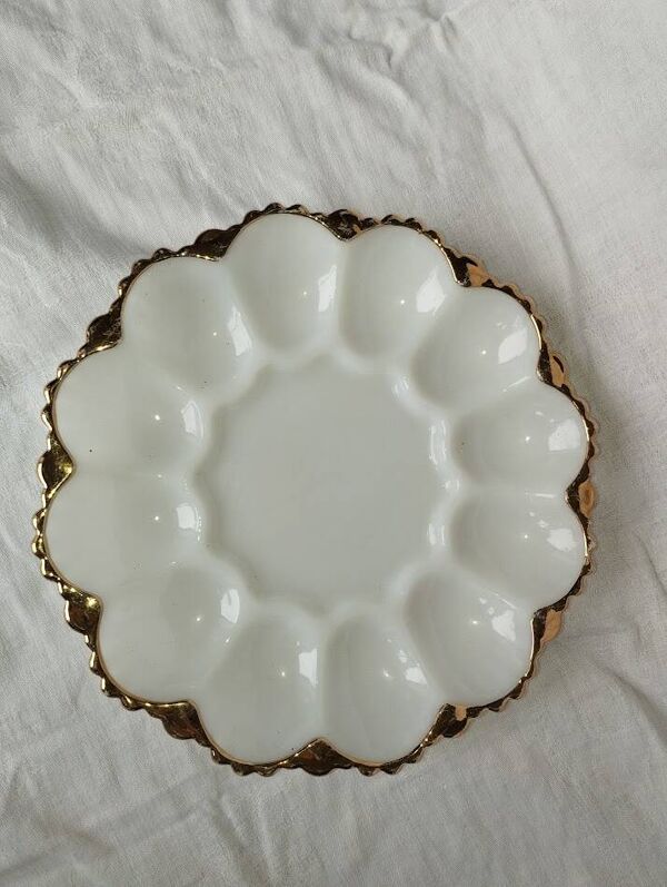 Plat à œufs ancien – Opaline blanche – Bord doré – Fin XIXe / début XXe