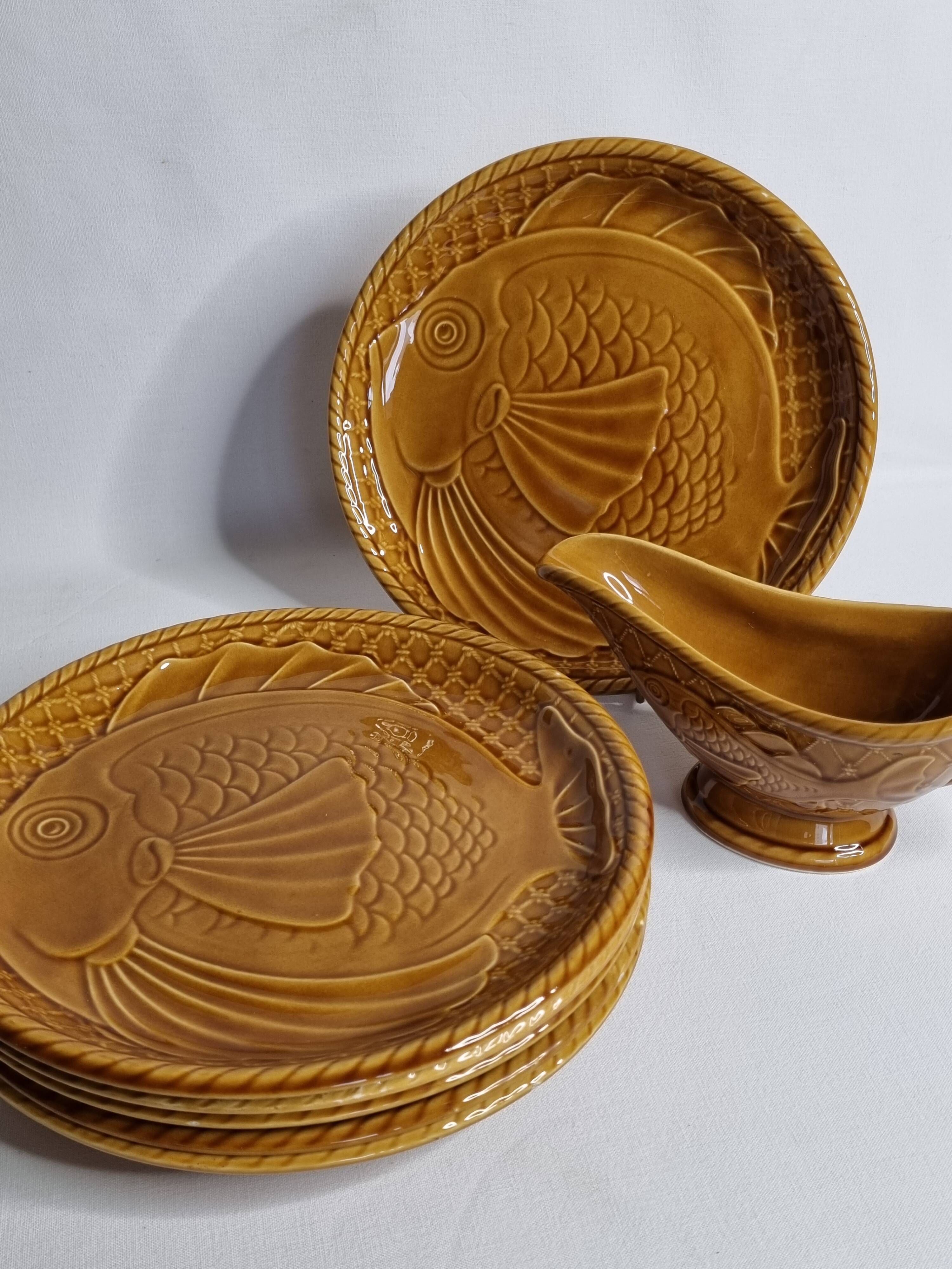 Gien earthenware fish service, 6 plates and a sauce boat, 25 cm