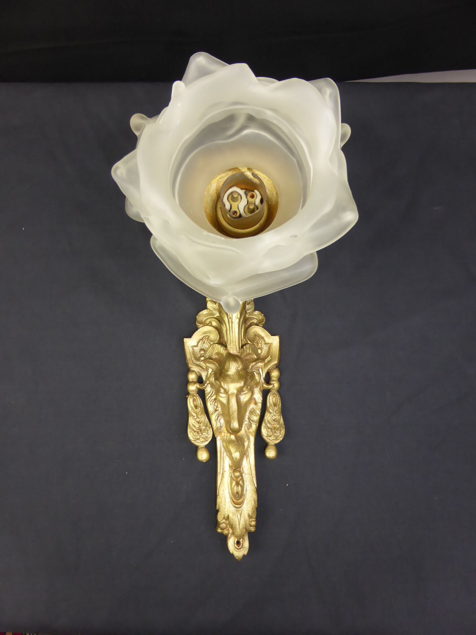 Applique ancienne en bronze doré à tête de bélier et feuille d'acanthe+tulipe fleur
