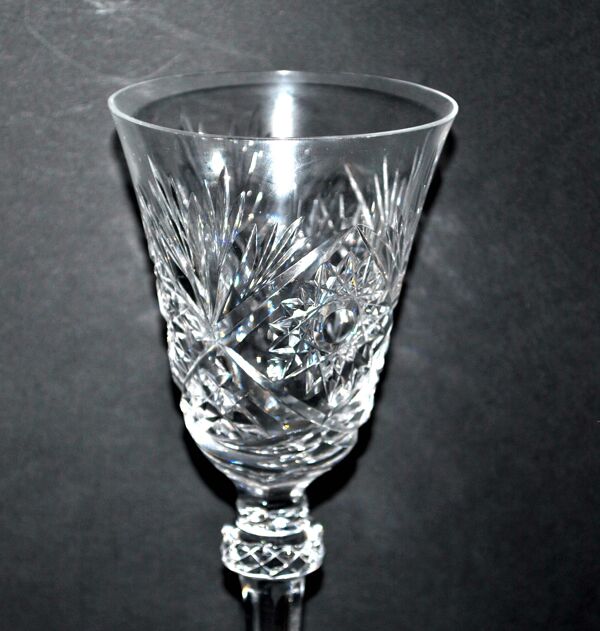 Série de 6 verres à vin en cristal taillé diamant Lemberg ou Saint-Louis 18cm