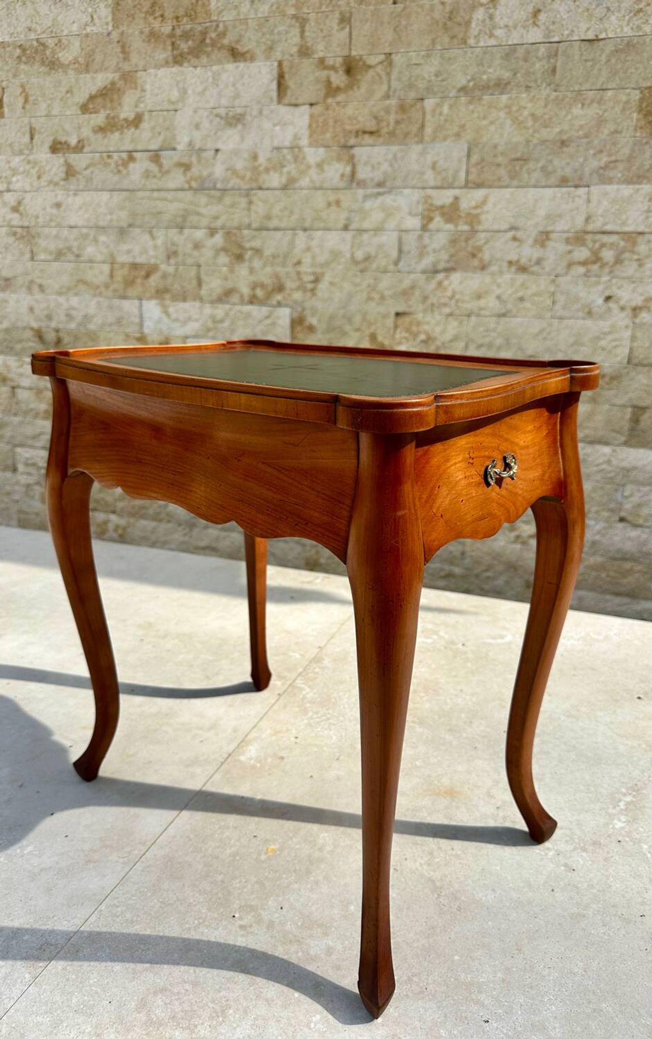 Small flying table in Louis XV style, 20th century.