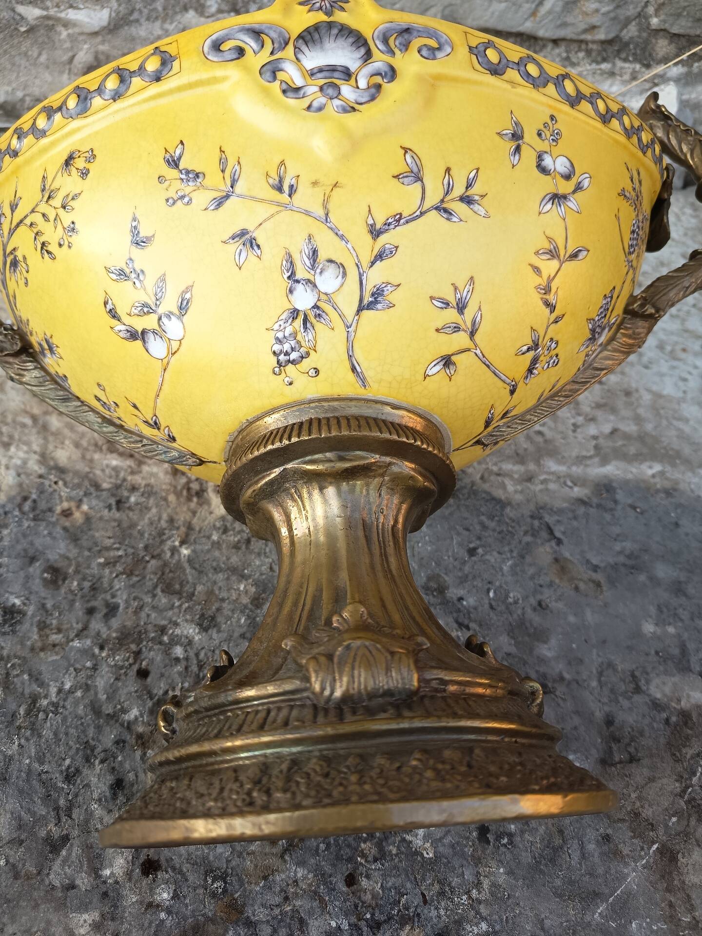Large covered box in yellow earthenware with polychrome enamels and brass from the 20th century.