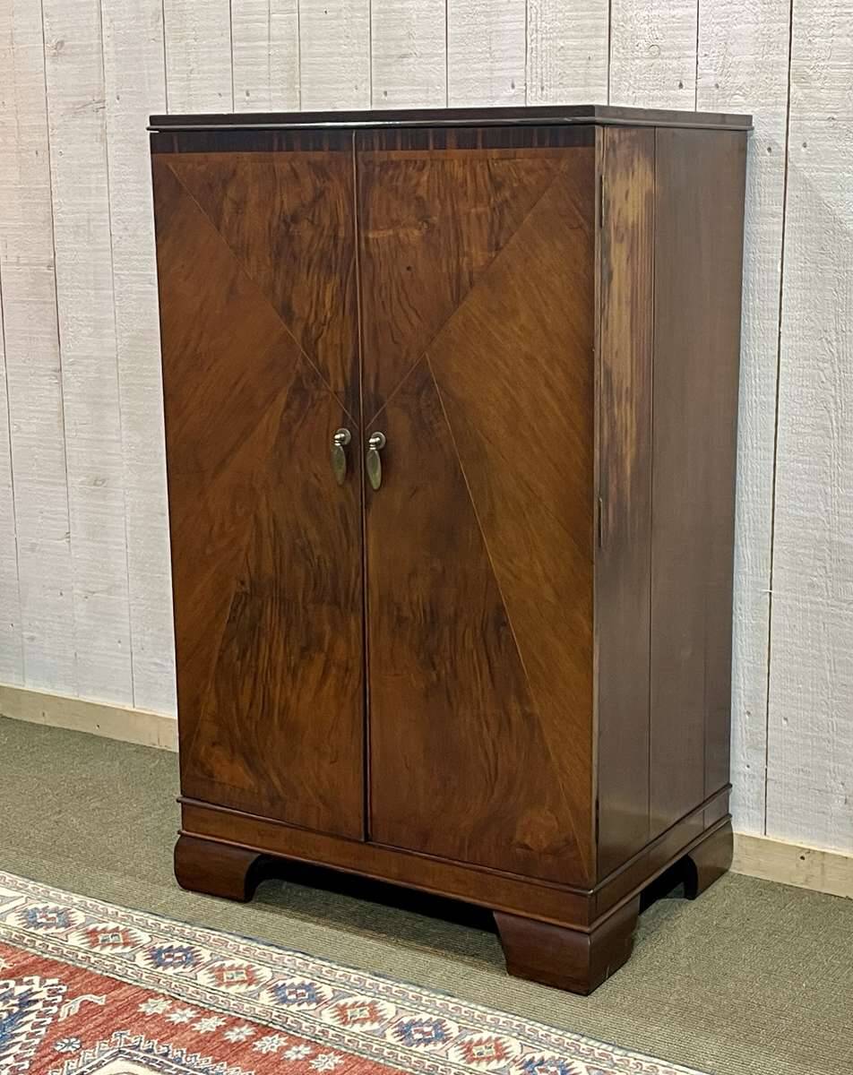 Buffet anglais en noyer des années 1930