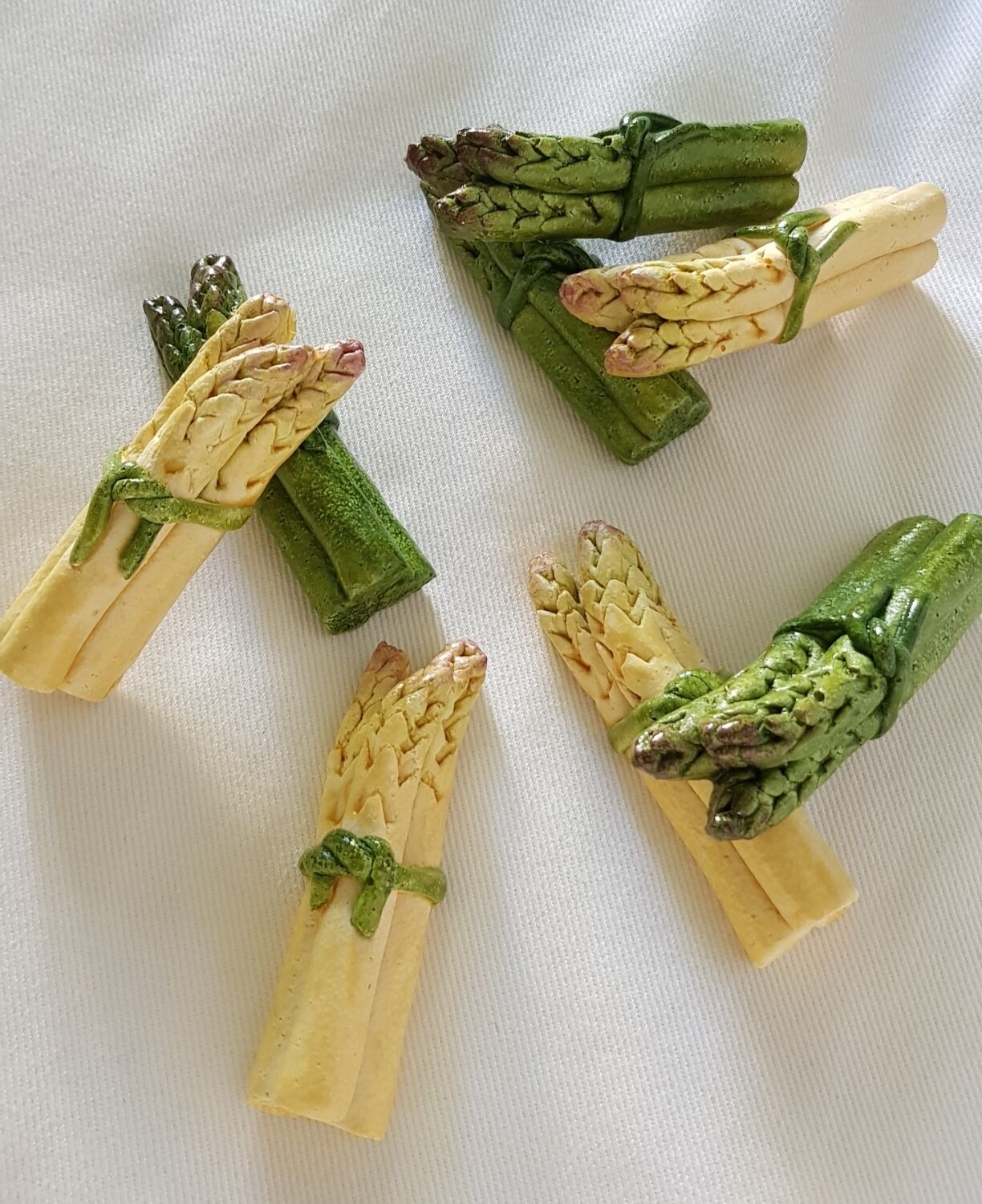 Set of 8 ceramic asparagus knife holders