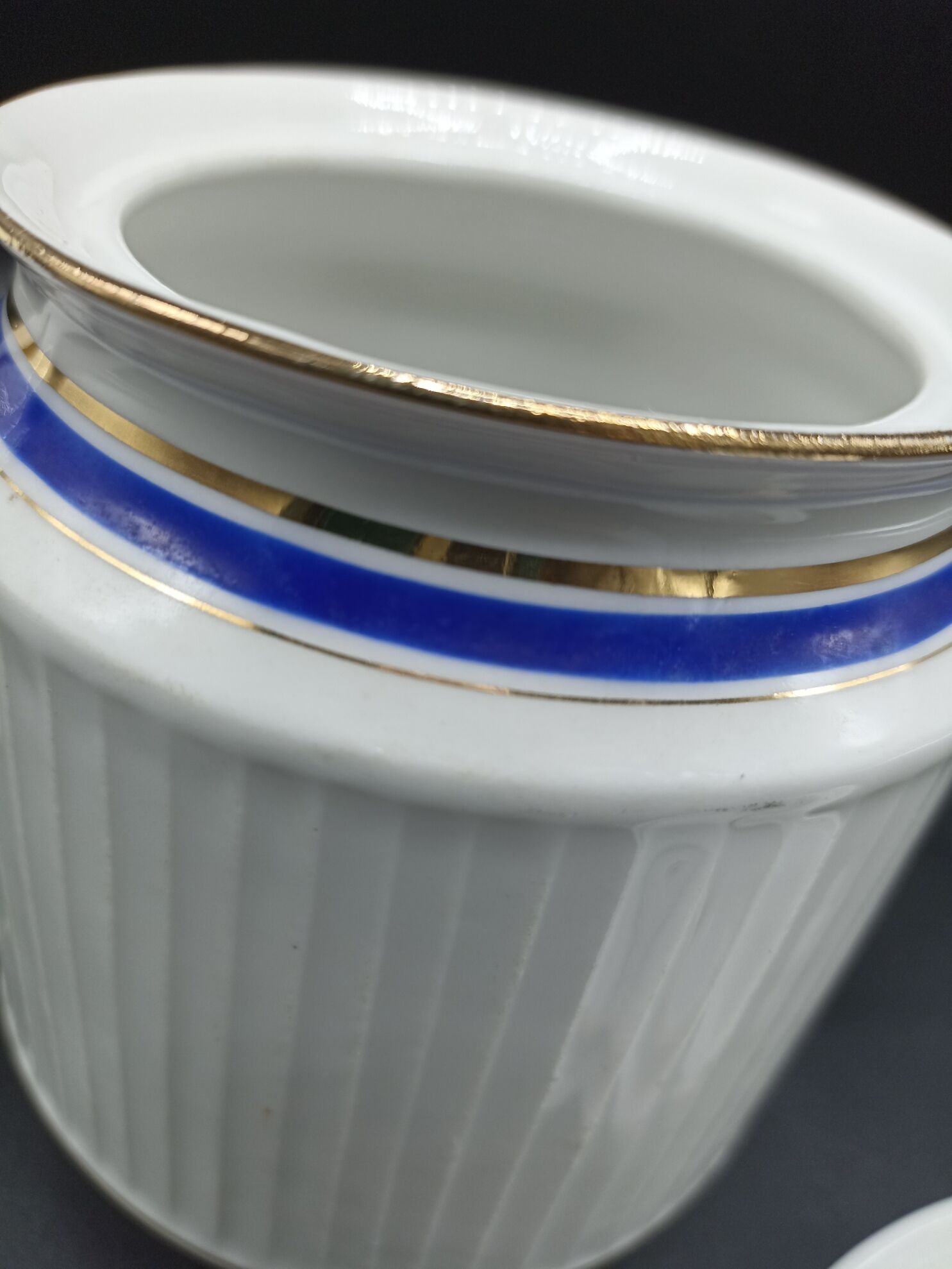 Bonbonnière / Sucrier in pleated porcelain