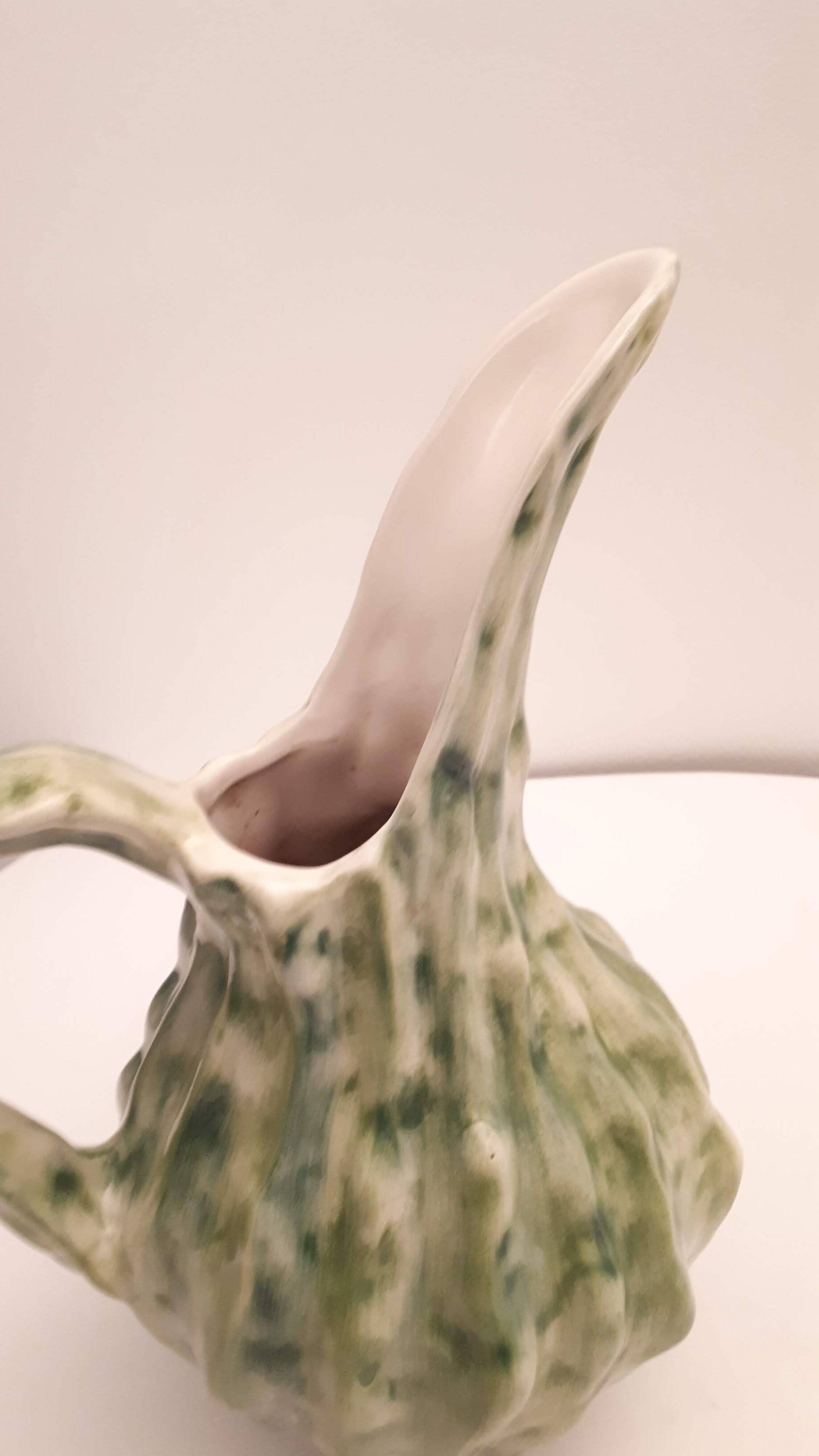 Pichet ou carafe en barbotine