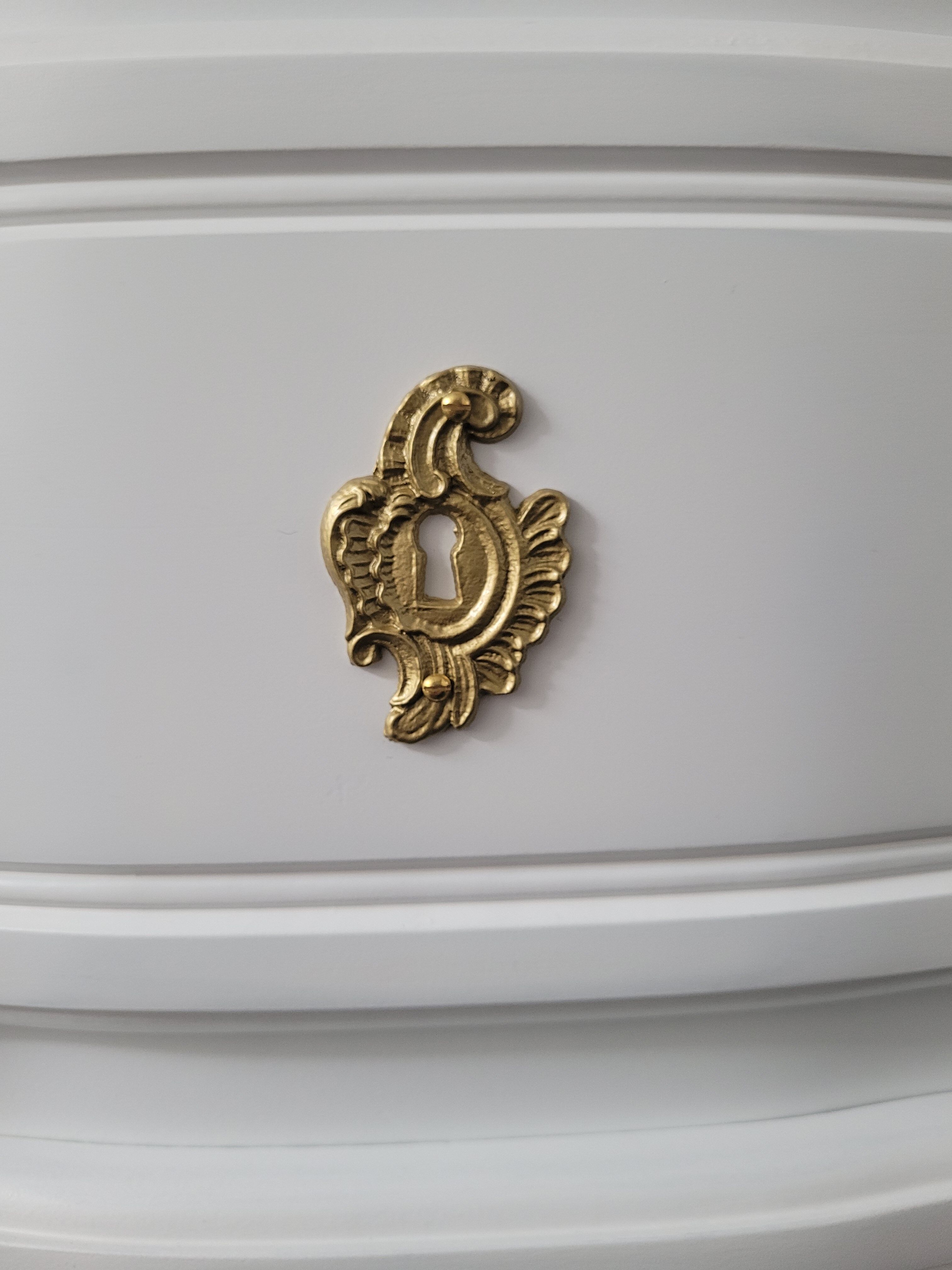 Louis XV style chest of drawers, white and gold
