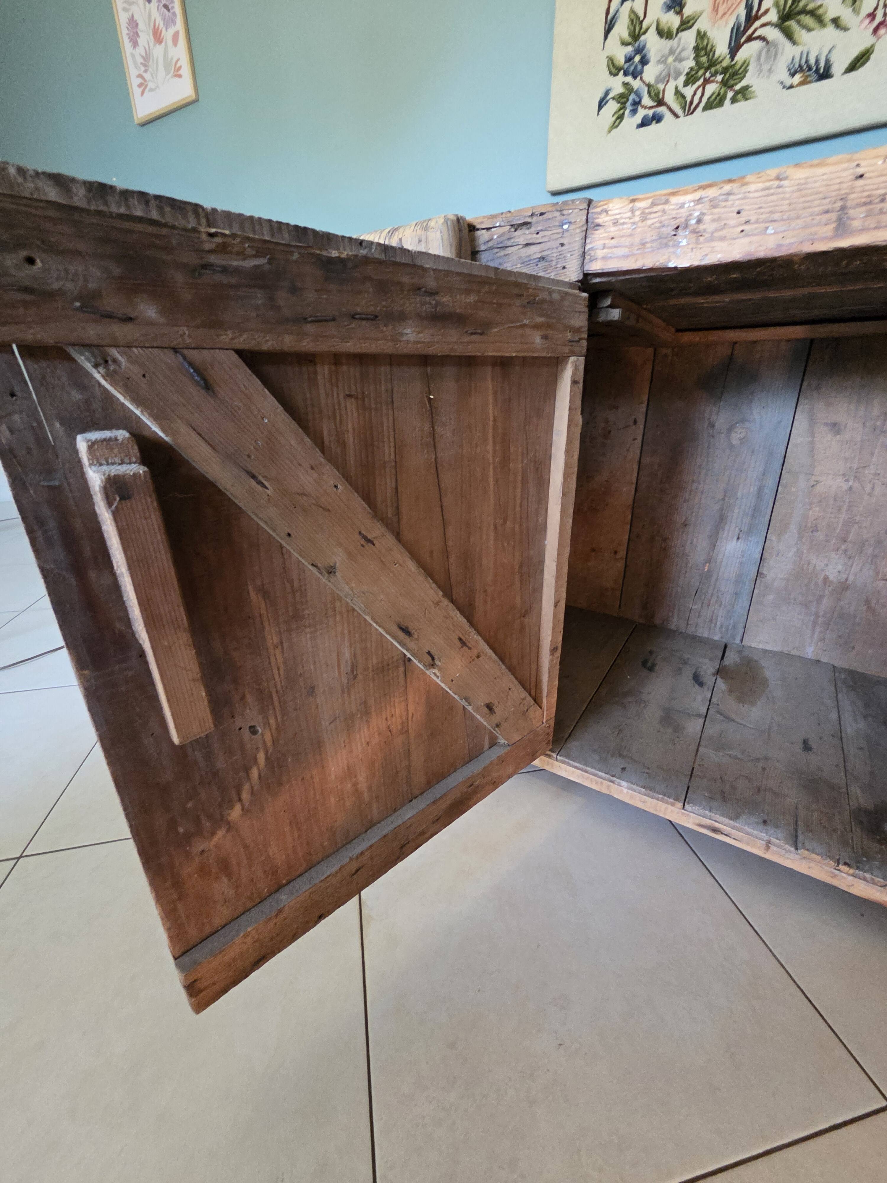 Antique carpenter's workbench in oak and beech - 19th century - Rare model with a cabinet.