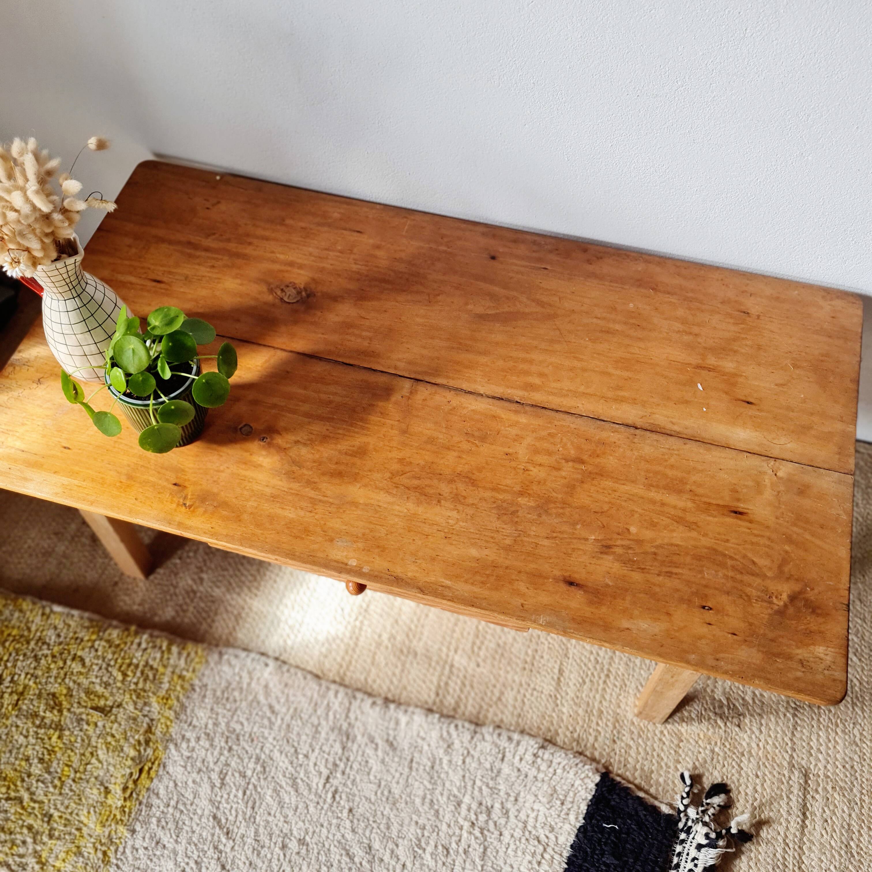 Old low farmhouse table in solid wood with its drawer - 128cm