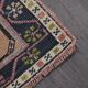 Tapis vintage turc 134x240 cm, tons rose et bleu marine, laine fait main