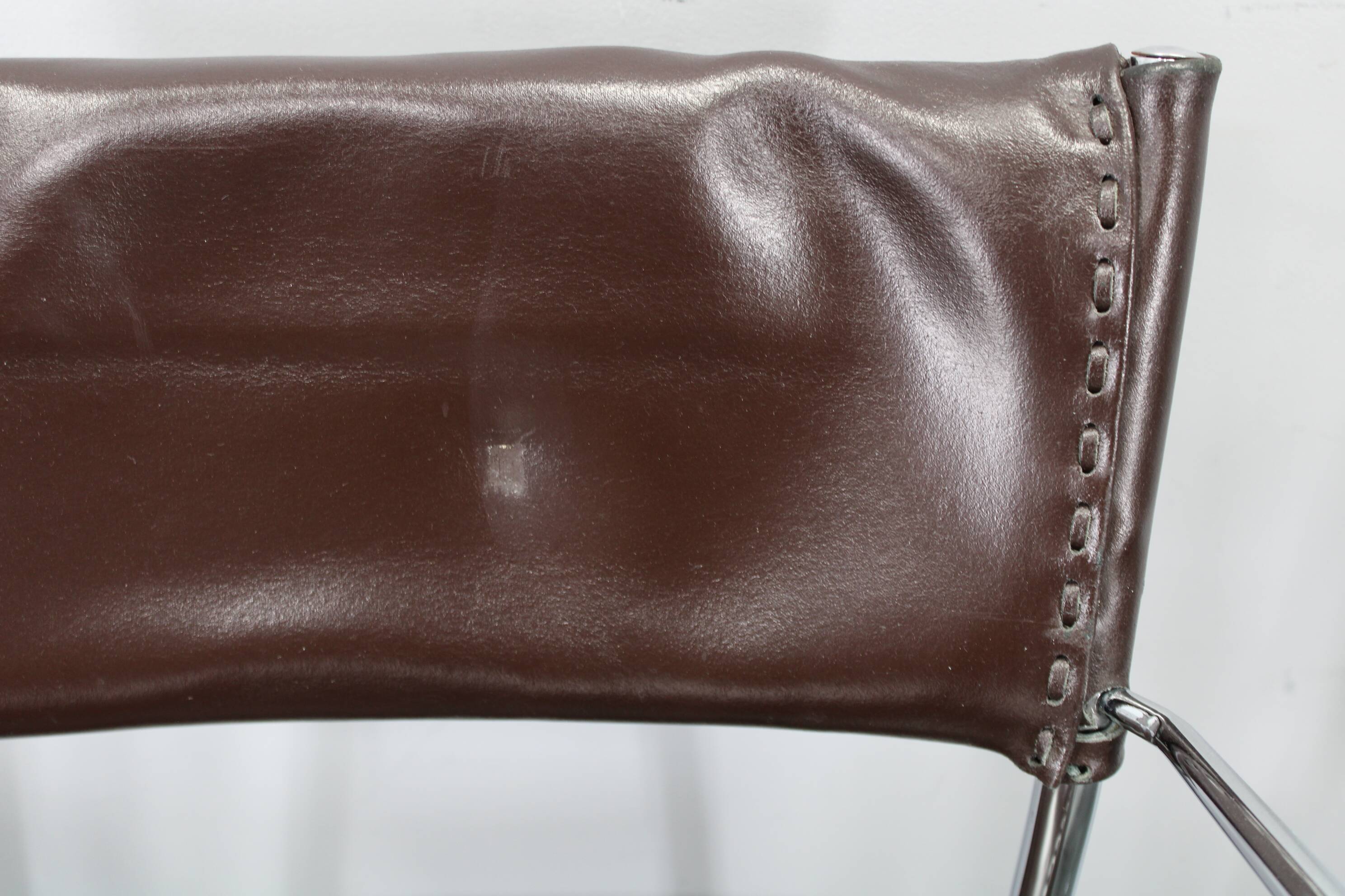 Ensemble de six fauteuils en cuir italien et chrome par Arper.