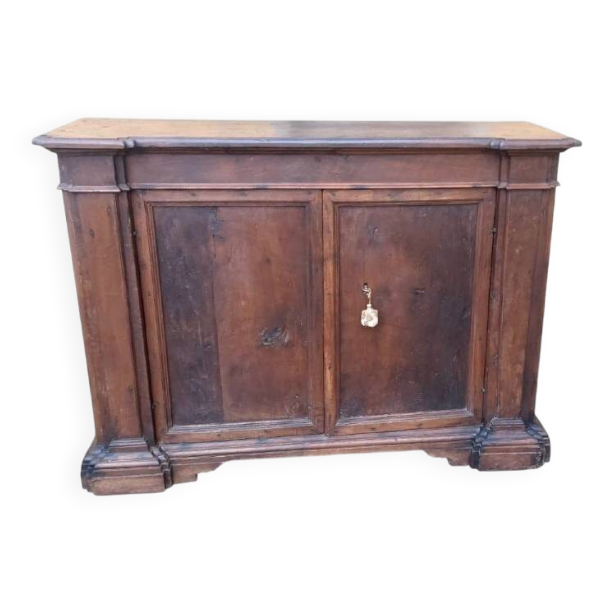 17th-century Tuscan walnut antique buffet