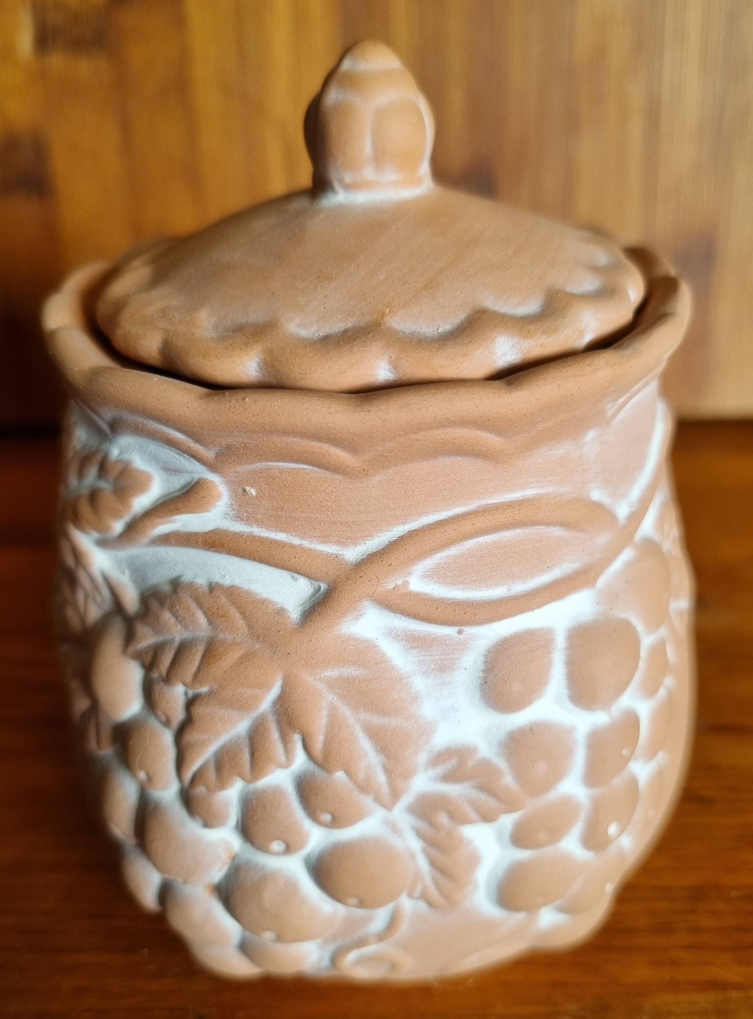 Small terracotta pot with Fruit motif