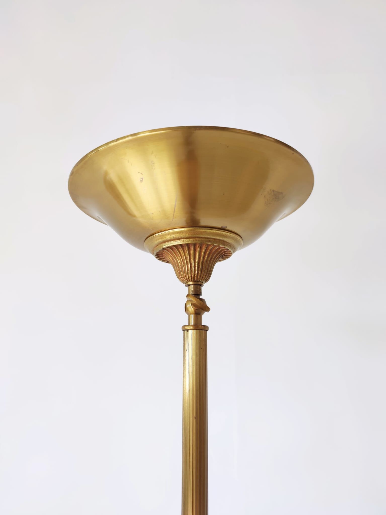 Halogen floor lamp in golden brass