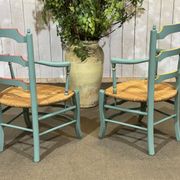 Paire de fauteuils rustiques en hêtre et assises paille