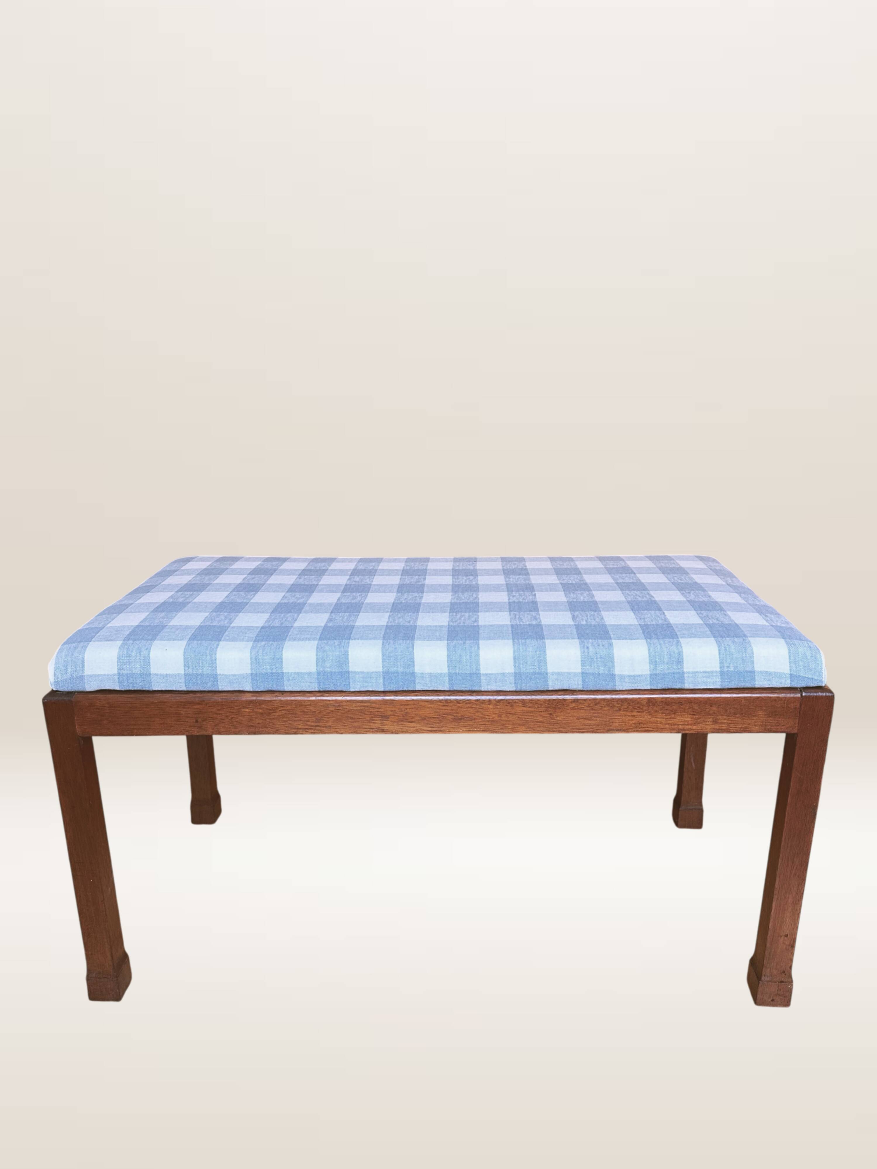 Ottoman coffee table in wood and gingham fabric.
