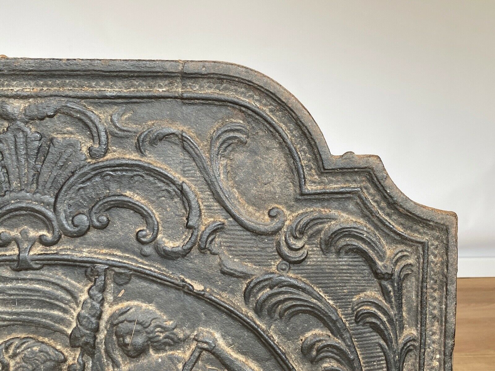 Plaque cheminée en fonte XVIII ème a decor de personnages arabesque