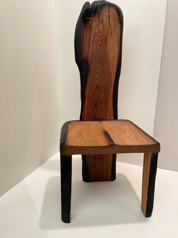 Chaise en bois massif brule